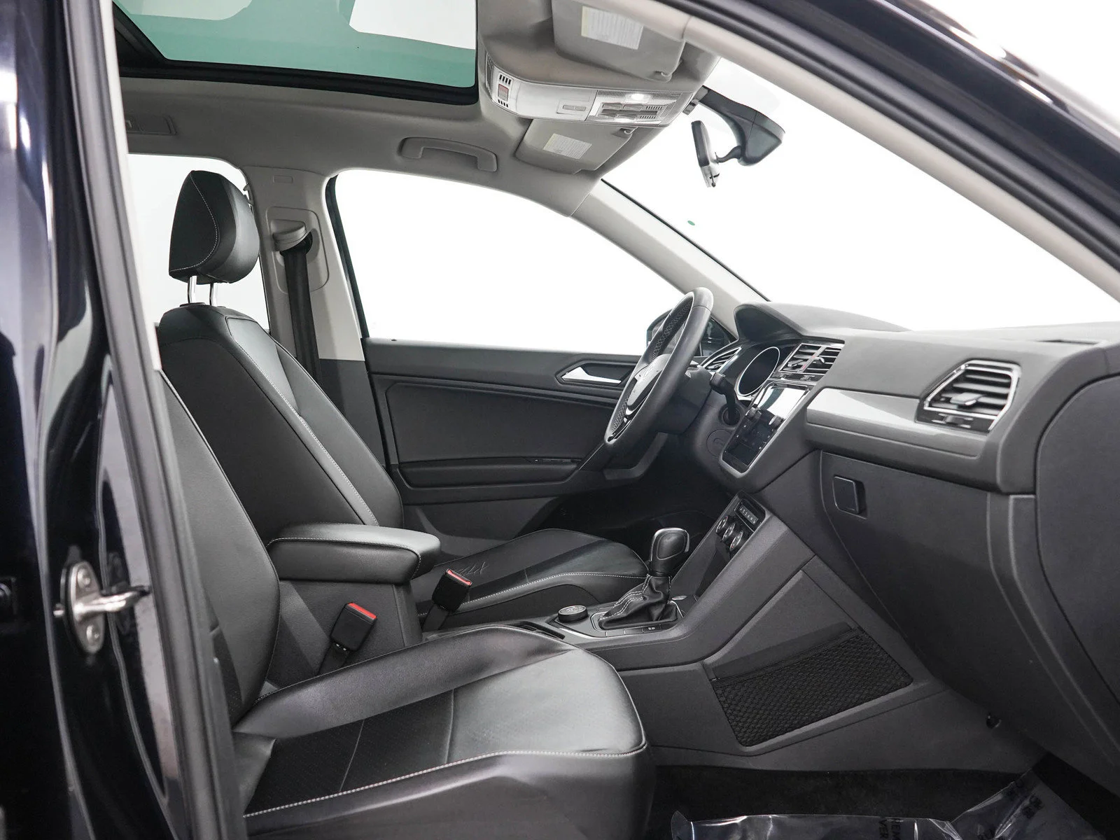 Used 2021  Volkswagen SE image 12