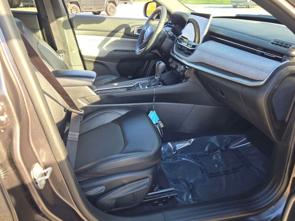 Used 2024  Jeep Latitude image 6