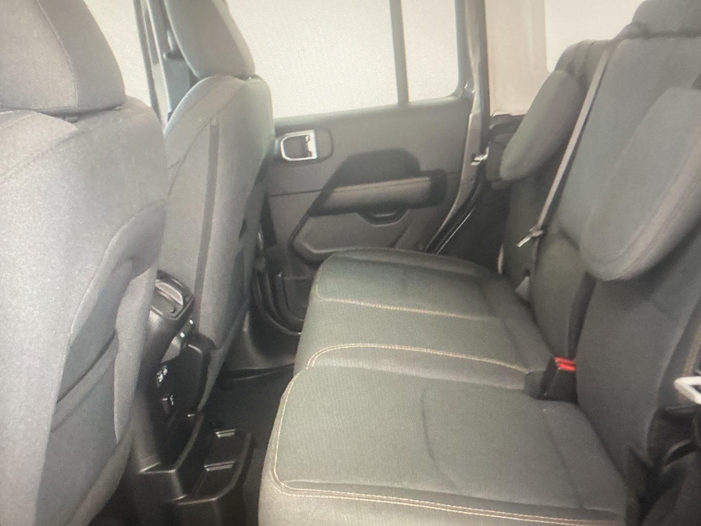 Used 2025 Granite Crystal Metallic Clearcoat Jeep Sahara image 5