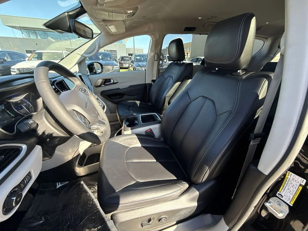 Used 2024 Black Chrysler Touring L image 11