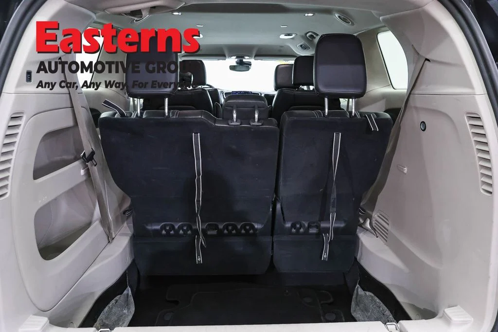 Used 2023 Black Chrysler Touring L image 9