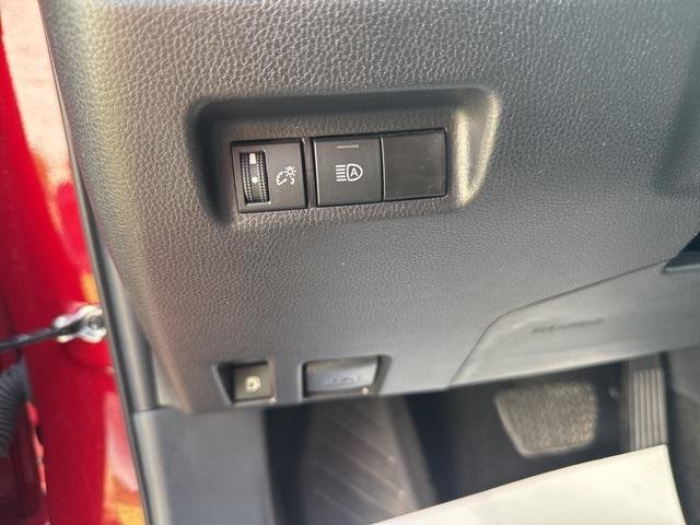 2025 Toyota RAV4 XLE - Photo 26