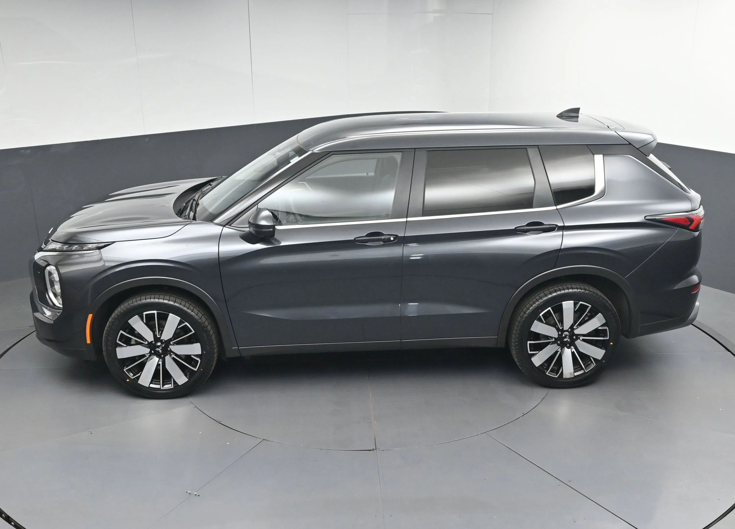 Used 2025  Mitsubishi  image 40