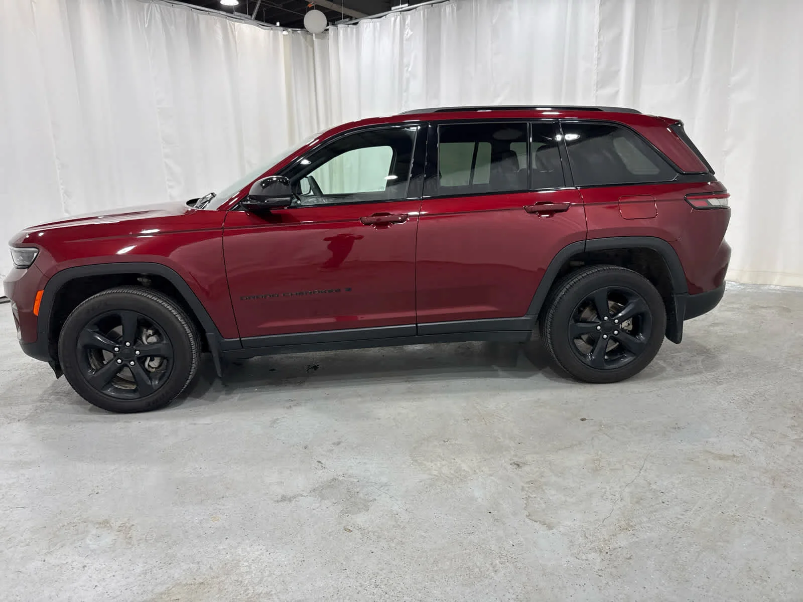 Used 2023 Red Jeep Altitude 4x4 image 2