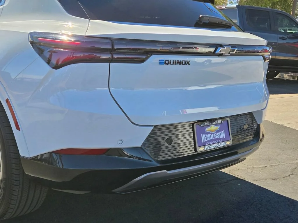Used 2024 Summit White Chevrolet 2LT image 5