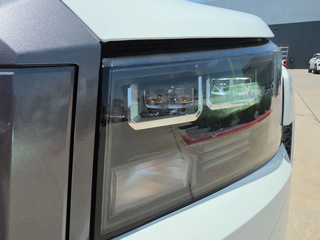 New 2026 Glacier White Nissan Crew Cab SV image 39