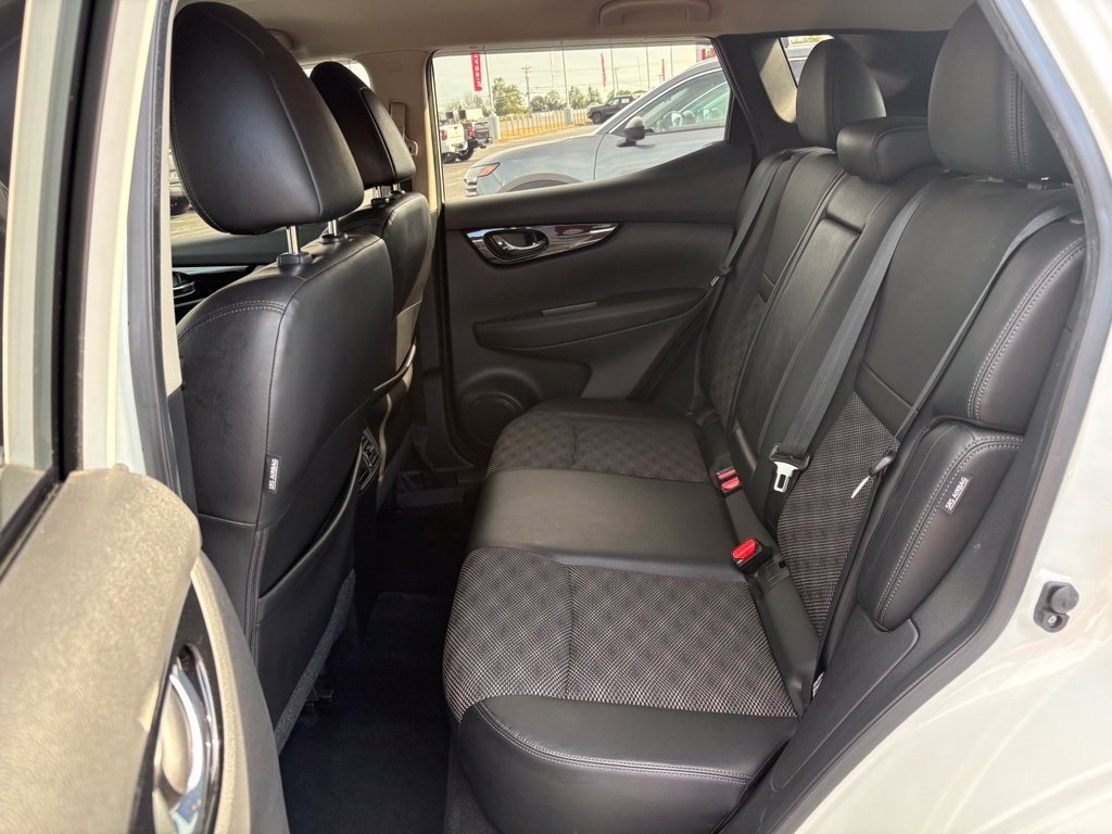 Used 2022 White Nissan SV image 21
