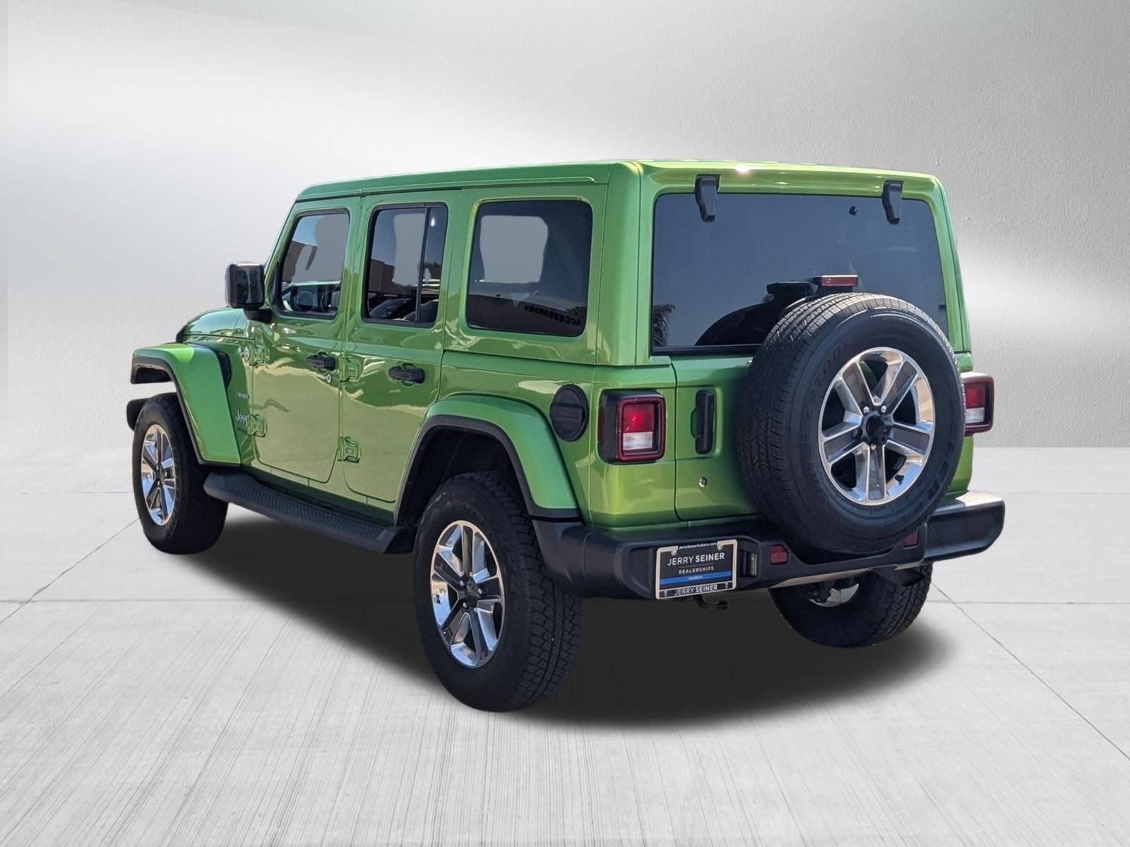 Certified Used 2019 Mojito! Clearcoat Jeep Sahara image 3