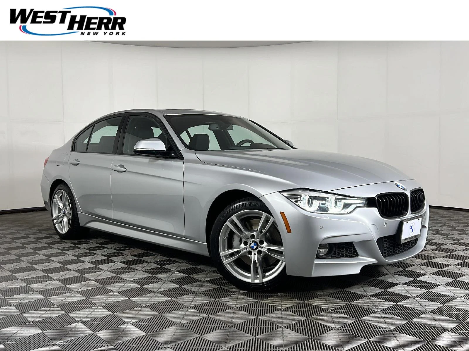 Used 2017  BMW 330i xDrive image 1