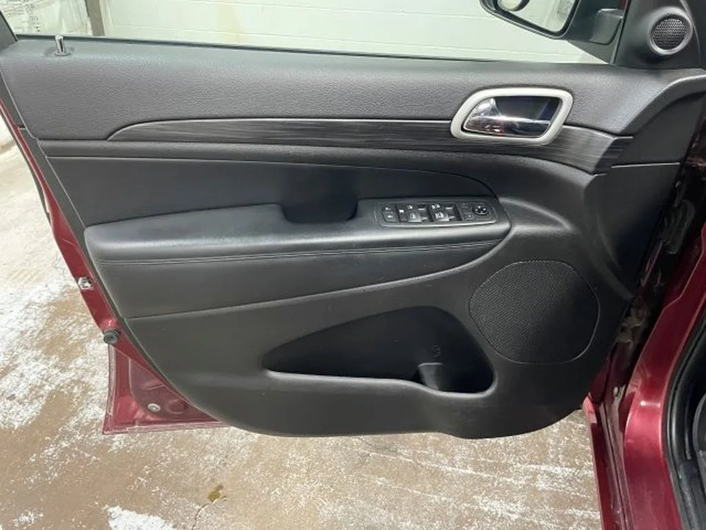 Used 2021 Velvet Red Pearlcoat Jeep Laredo X image 15