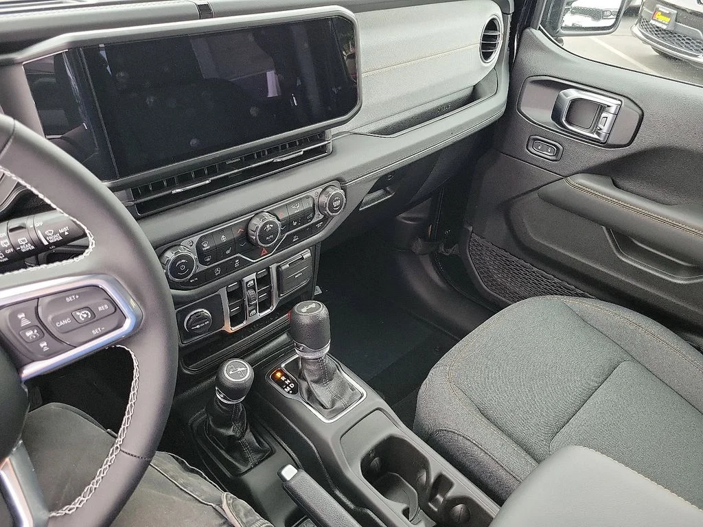 2025 Jeep Wrangler 4-Door Sahara - Photo 12