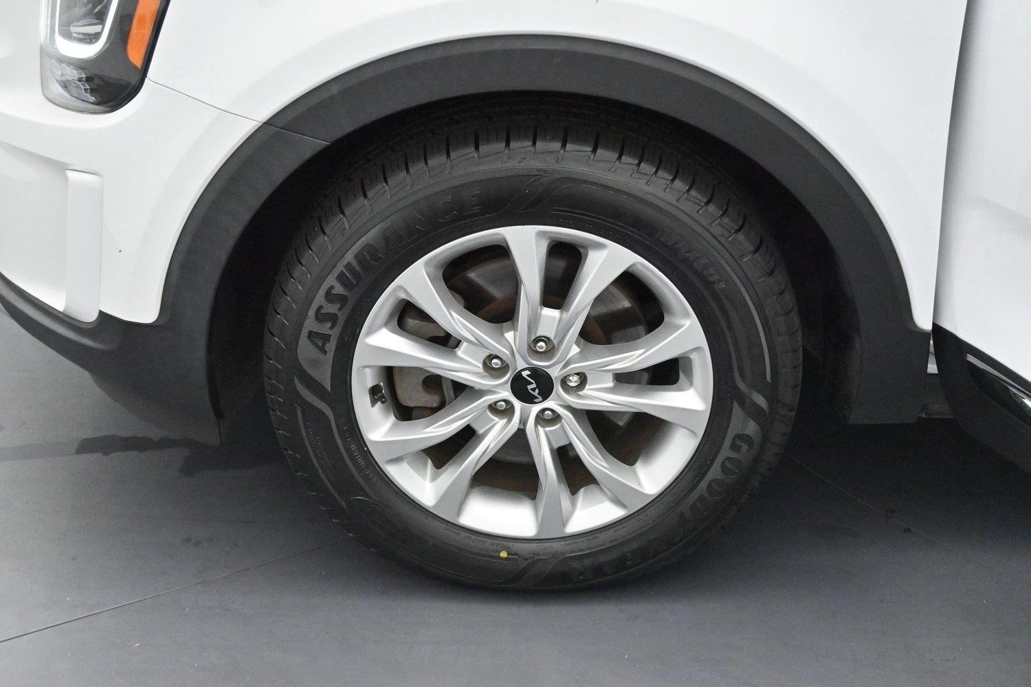 Used 2022 Glacial White Pearl Kia LX image 29