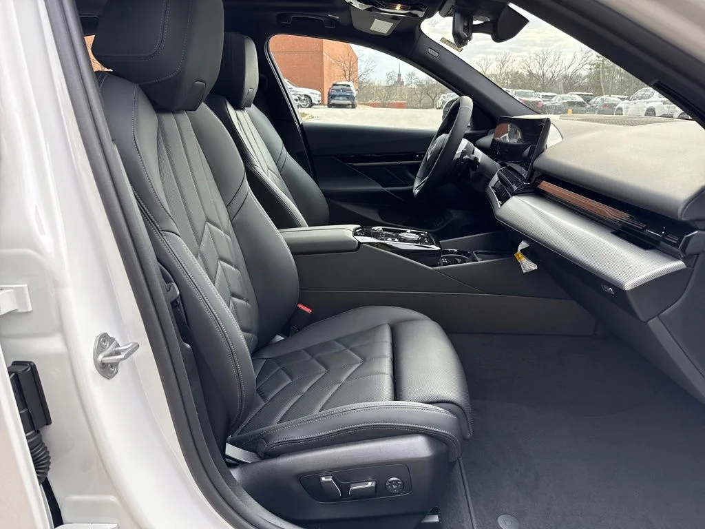 Used 2026 White BMW 530i xDrive image 27