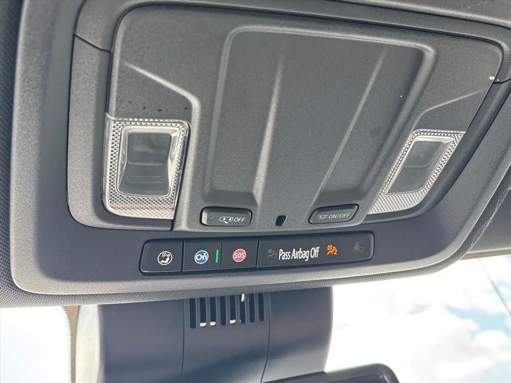 Used 2022 White GMC AT4 image 37