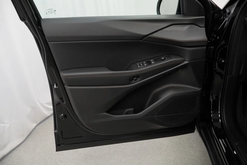 New 2026 Diamond Black Crystal Pearl-Coat Exterior Paint Jeep Limited image 27