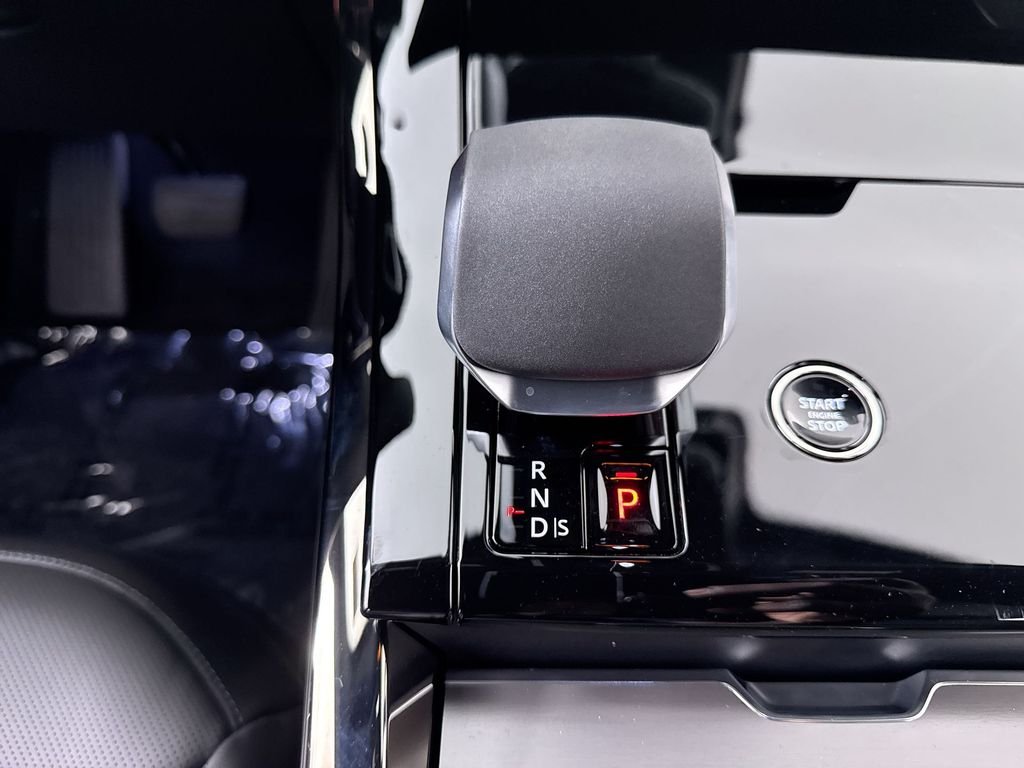 New 2026 SANTORN BLK MET Land Rover SE image 18