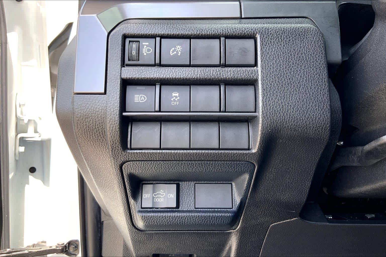 Used 2025 Ice Cap Toyota SR5 image 33