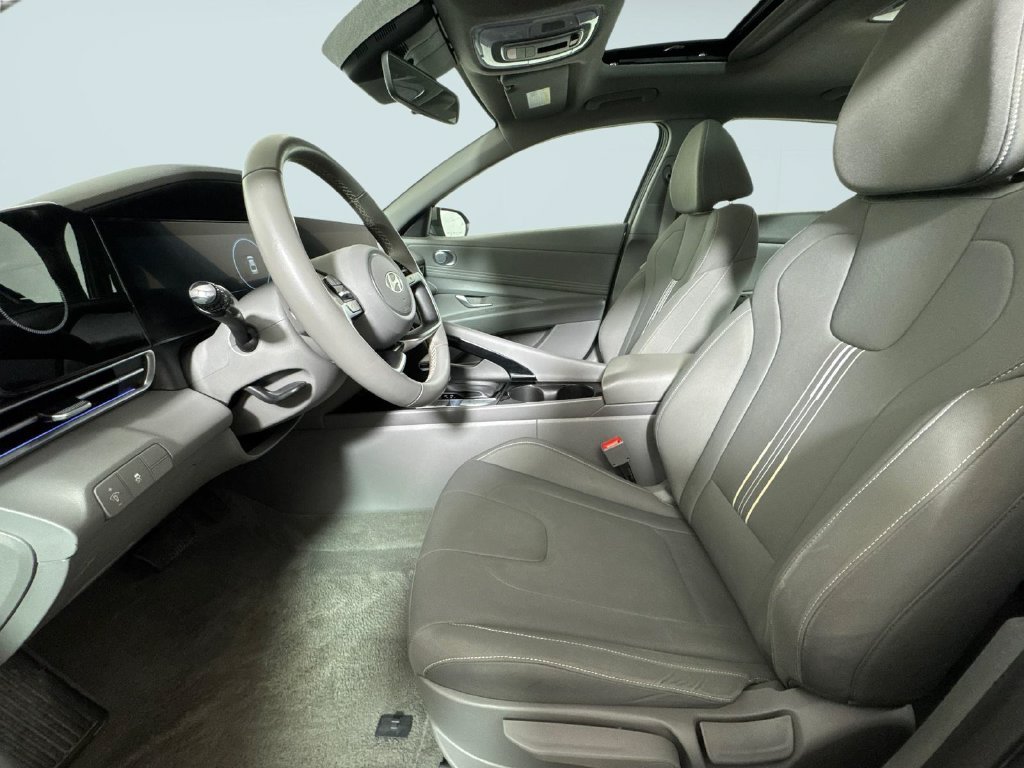 Used 2025 Gray Hyundai SEL Convenience image 6