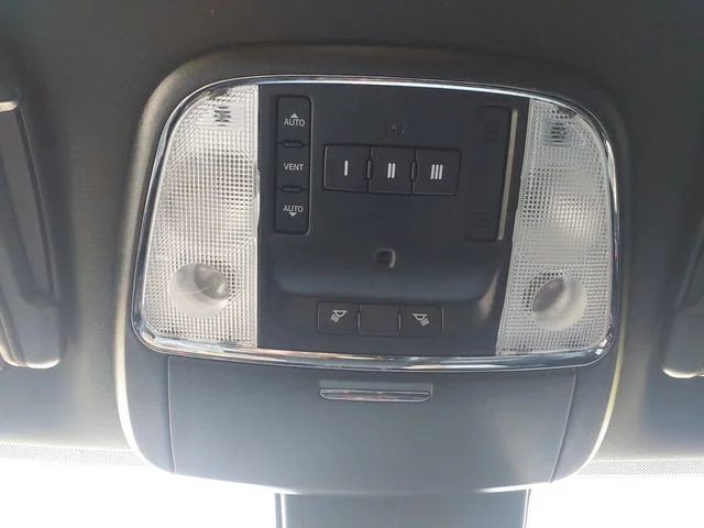 Used 2016 Pitch Black Clearcoat Dodge SXT image 27