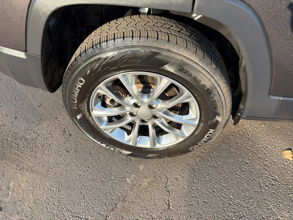Certified Used 2022 Gray Jeep Latitude Lux image 9