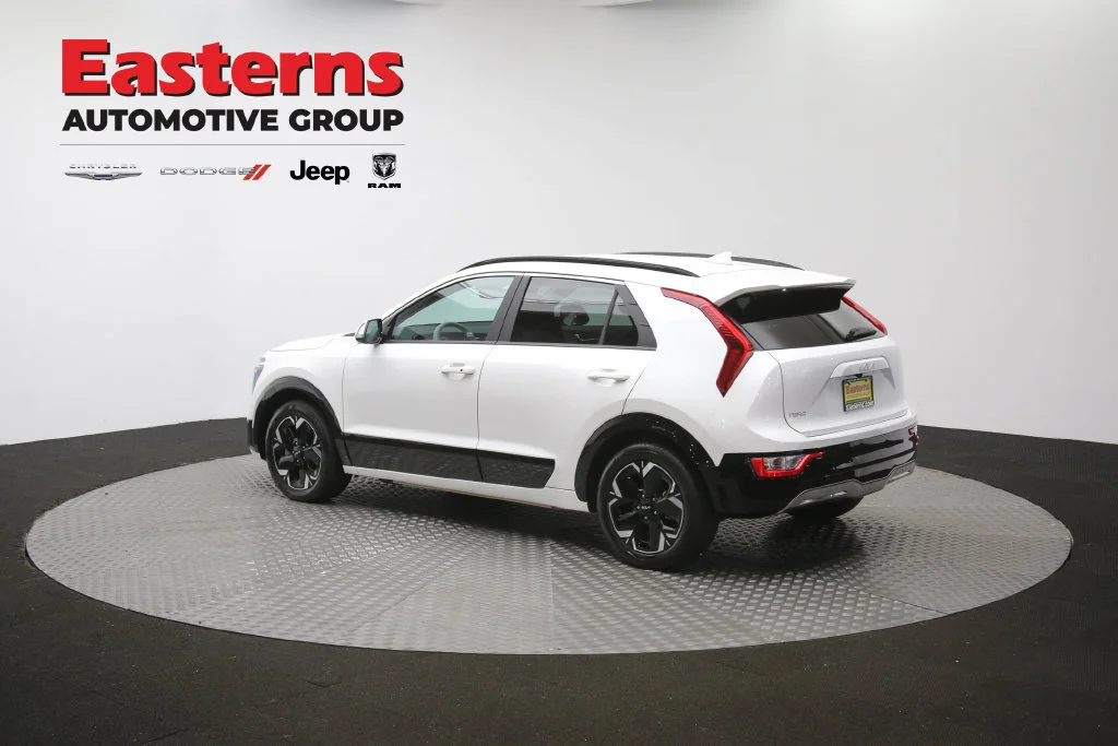 Used 2023 White Kia Wind image 58