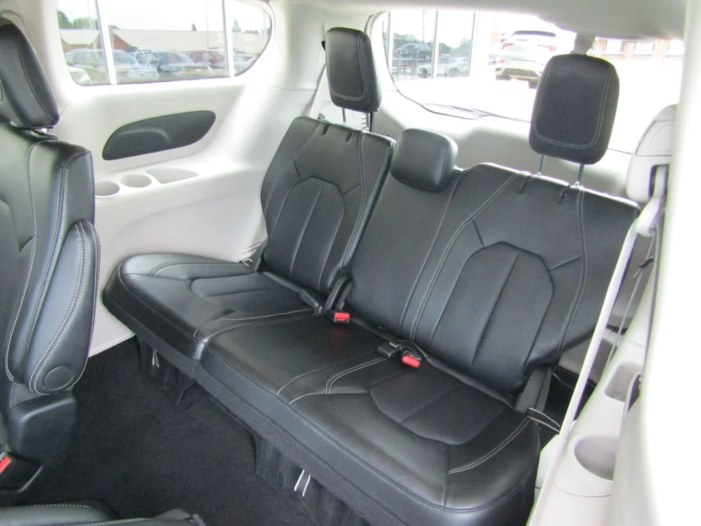 Used 2024 Silver Chrysler Touring L image 19