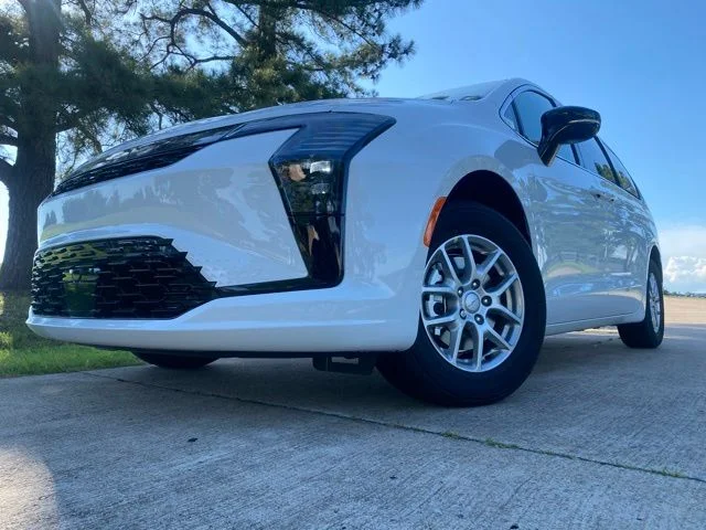 New 2027 Bright White Clear-Coat Exterior Paint Chrysler Select image 4