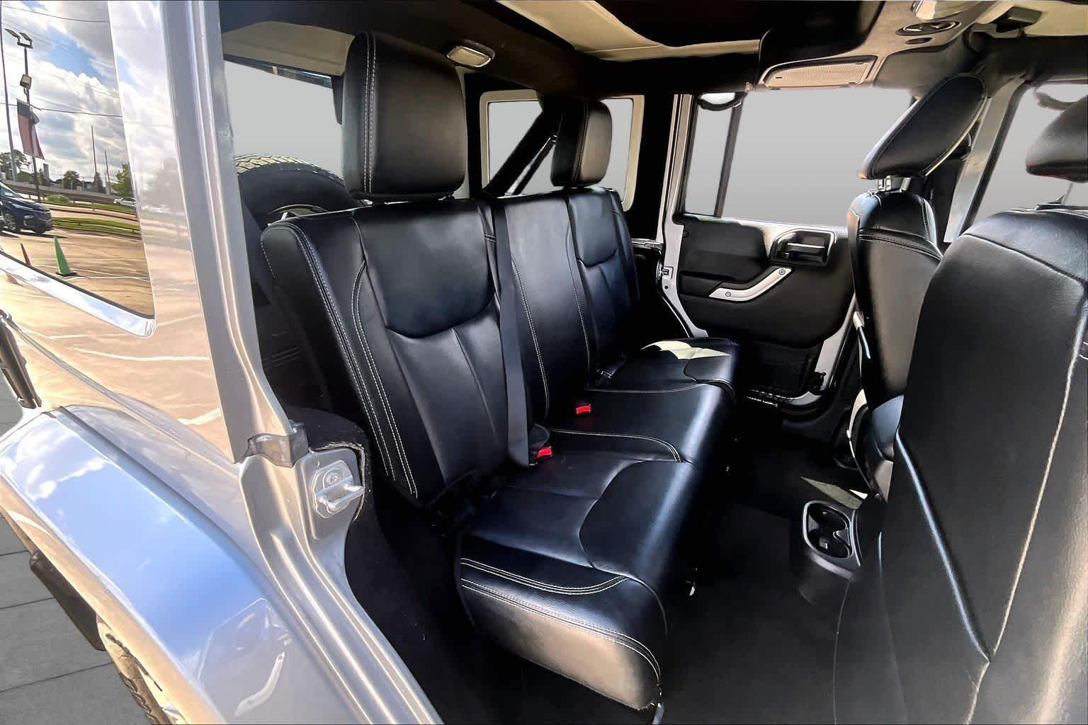 Used 2017 Billet Silver Metallic Clearcoat Jeep Sahara image 20