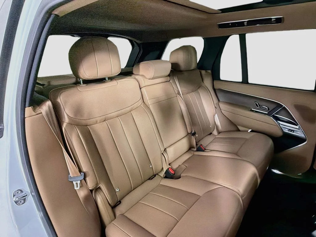 Used 2025 White Land Rover SE image 29