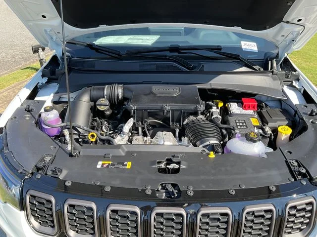 New 2026 Bright White Clearcoat Jeep Latitude image 28