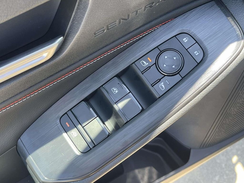 New 2026 Atlantic Gray Metallic / Super Black Two-tone Nissan SR image 18