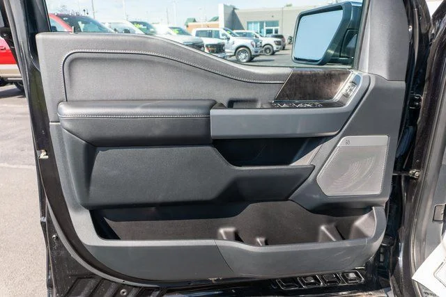 Used 2023  Ford Lariat image 16