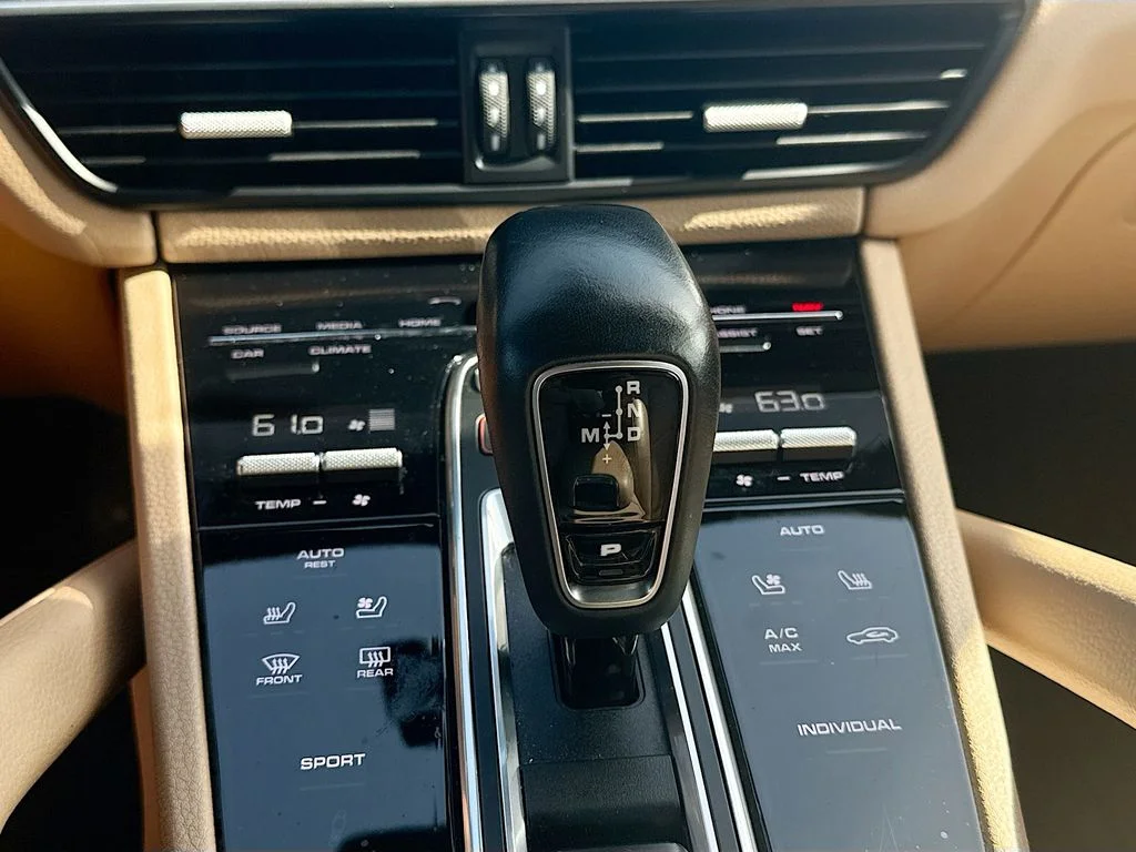 Used 2021  Porsche Base image 18
