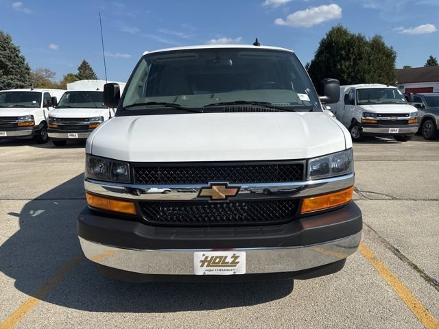 New 2025 Summit White Chevrolet WT image 3