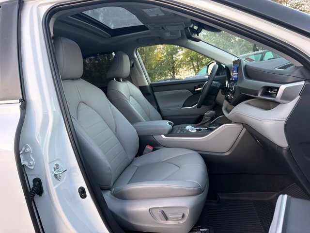 New 2026 Wind Chill Pearl <sup>1</sup> Toyota  XLE image 27