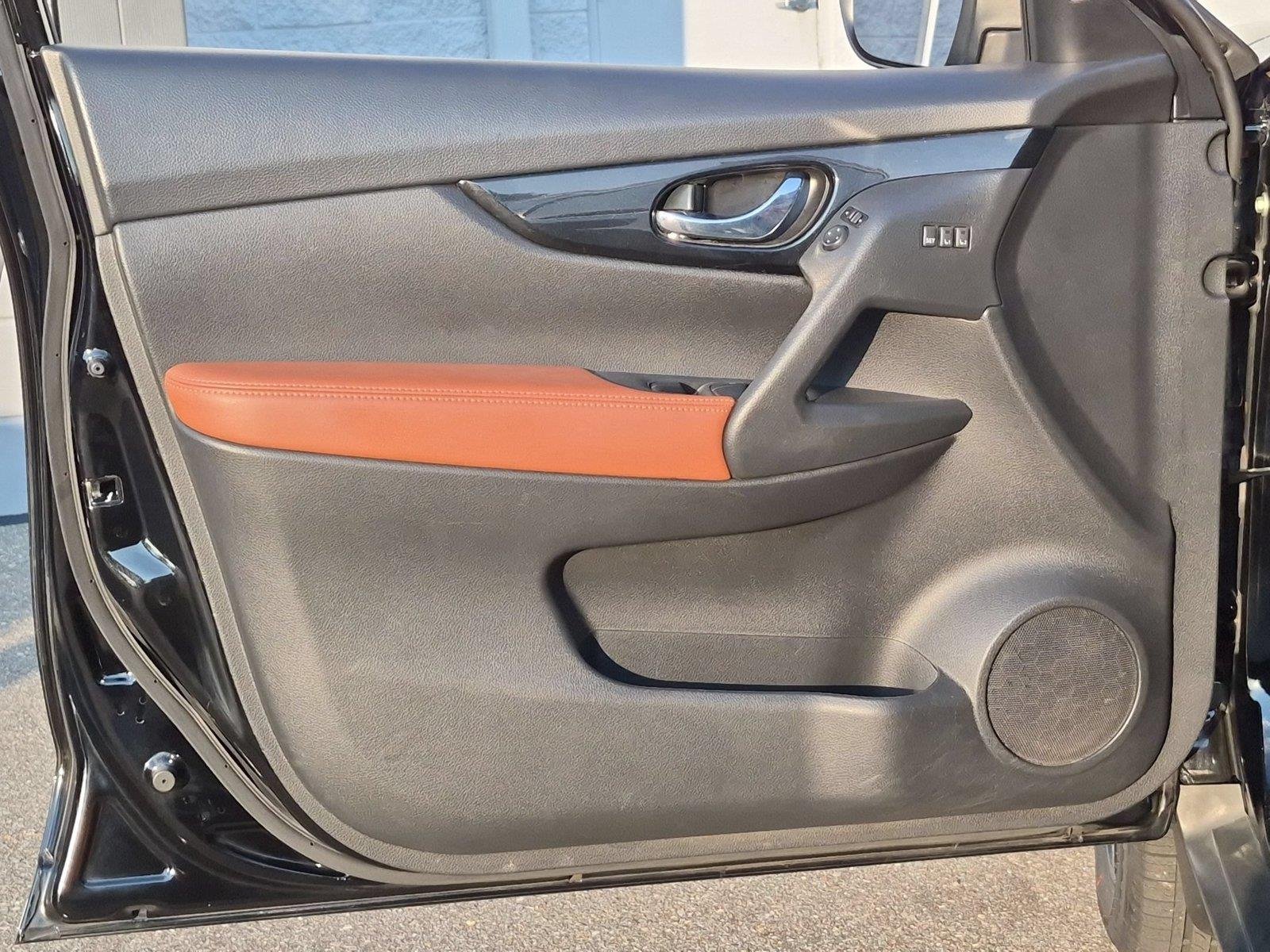 Used 2018 Magnetic Black Nissan SL image 15