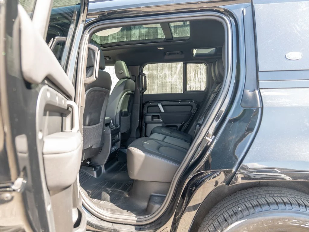 Used 2023 Black Land Rover X-Dynamic SE image 34
