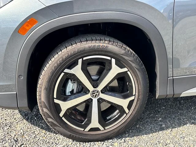 New 2026 Platinum Gray Metallic Volkswagen 2.0T SE image 13