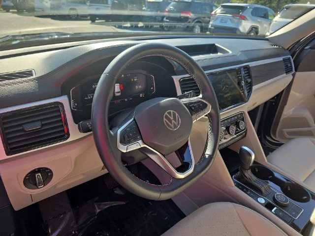 Used 2022 Black Volkswagen 3.6L V6 SE w/Technology image 18