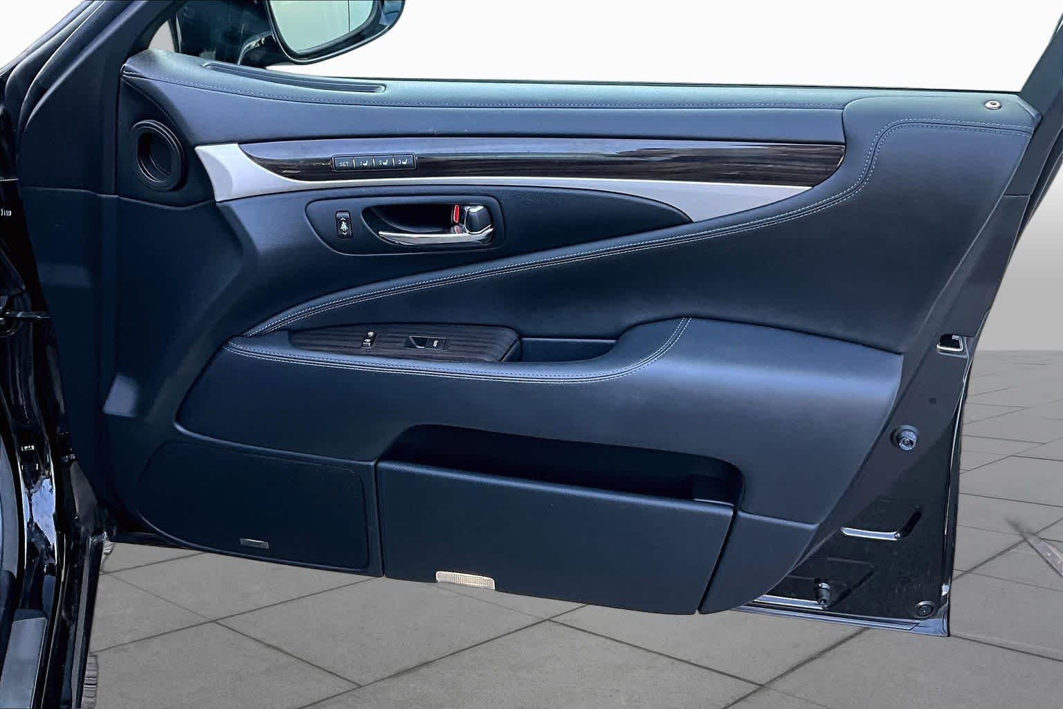 Used 2014 Obsidian Lexus L image 22