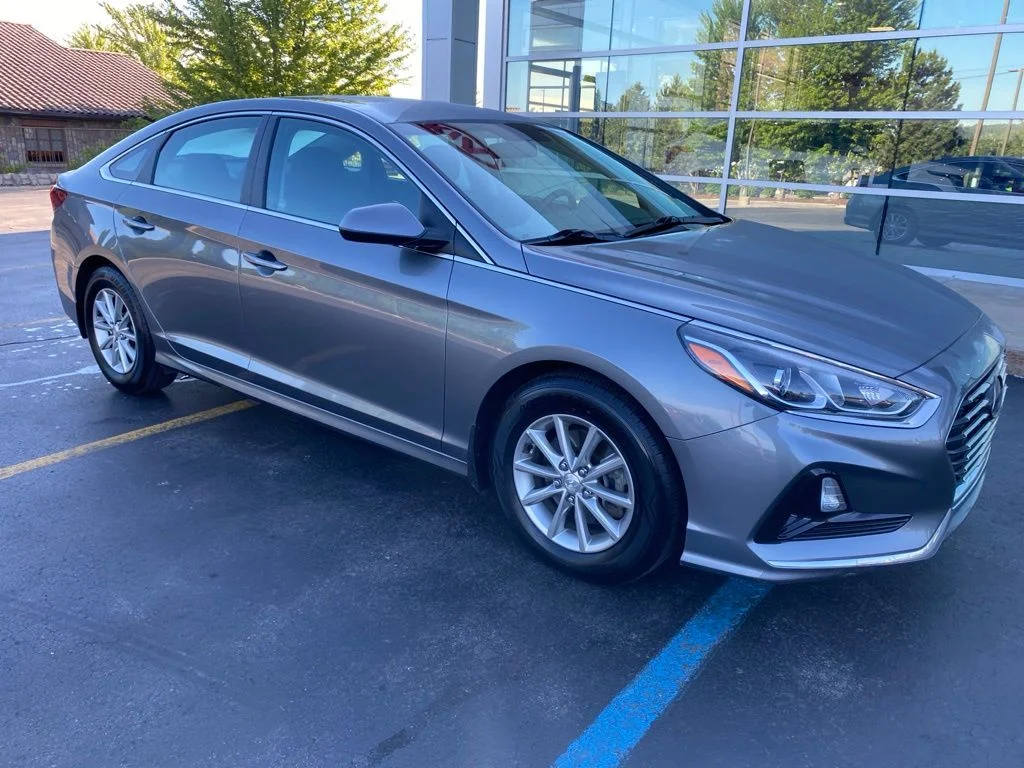 Used 2019 Machine Gray Hyundai SE image 3