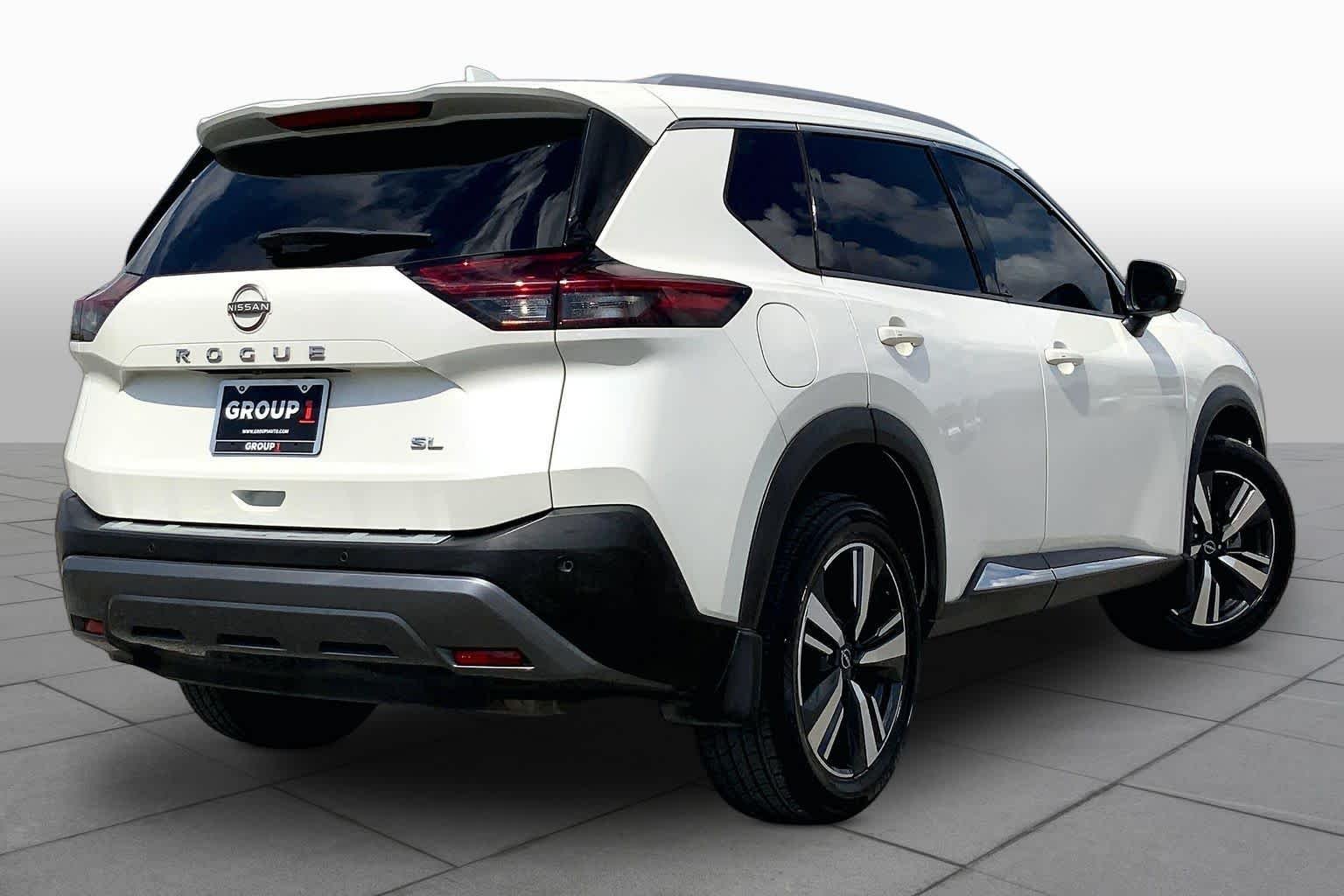 Used 2022 Pearl White Tricoat Nissan SL image 13