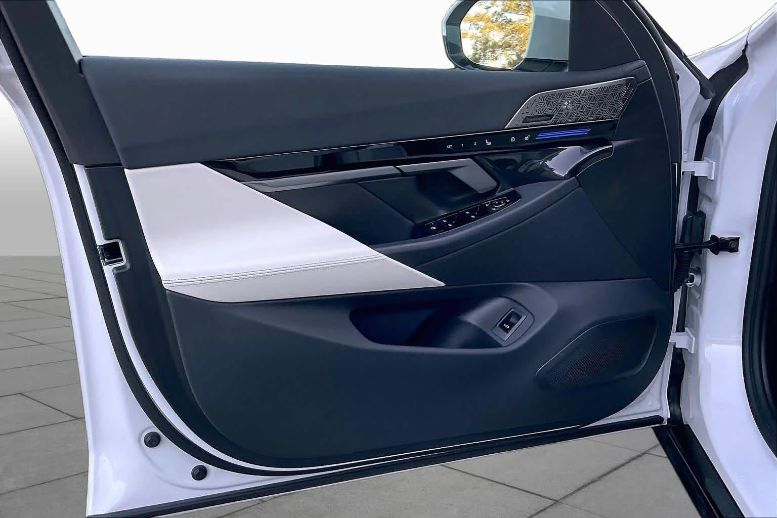 New 2026 Mineral White Metallic BMW 530i xDrive image 10
