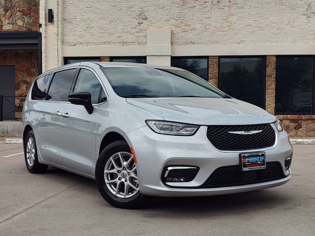 2024 Chrysler Pacifica Touring L's photo