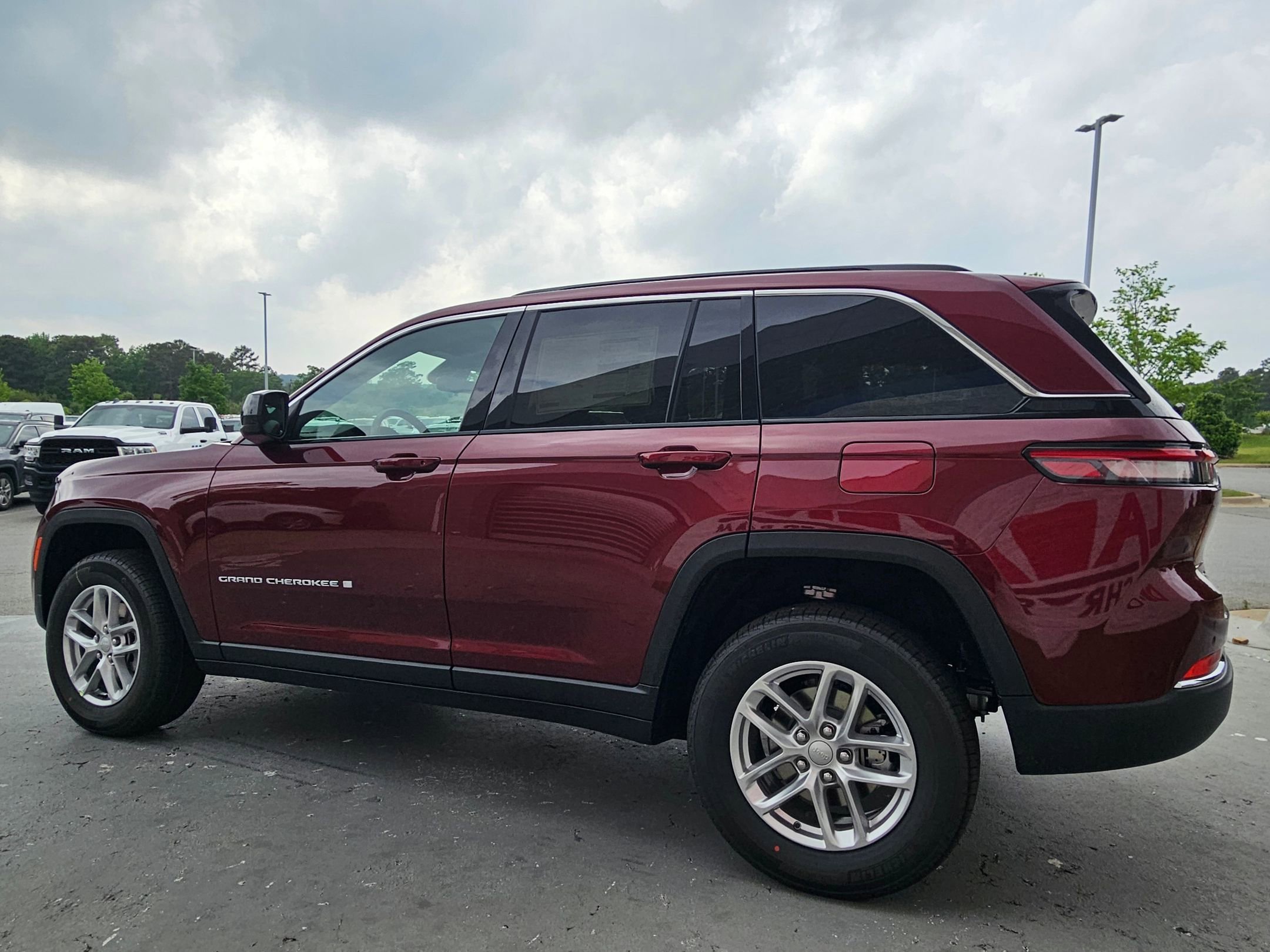 New 2026 Velvet Red Pearl-Coat Exterior Paint Jeep Laredo image 5