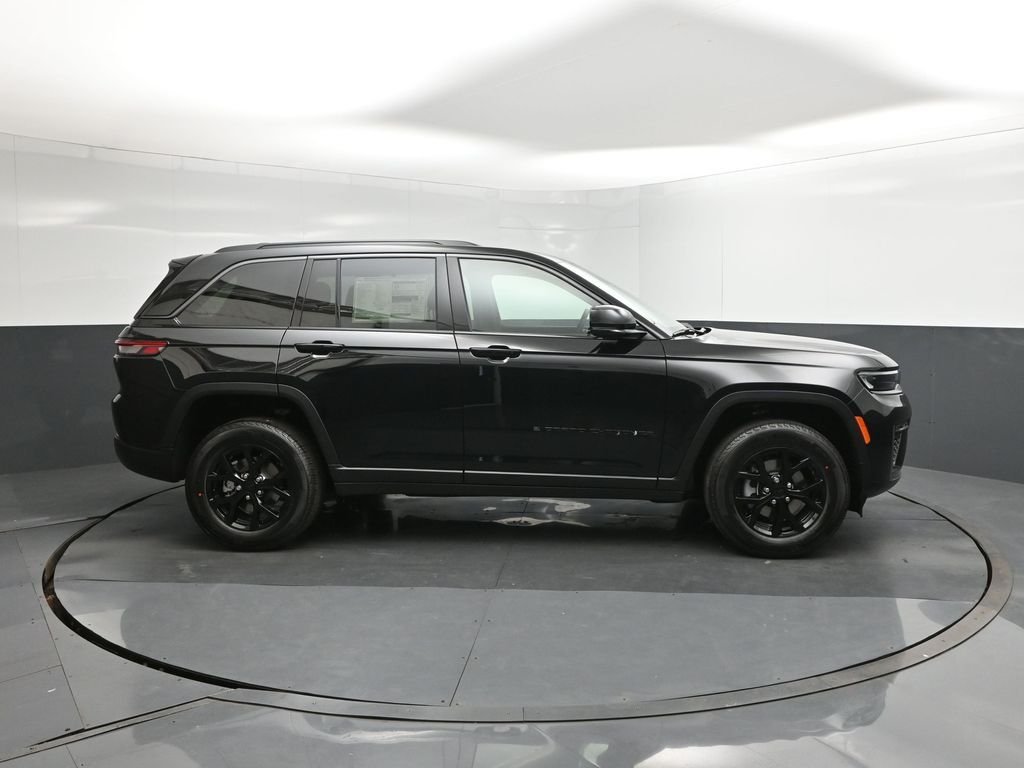 New 2026 Diamond Black Crystal Pearl-Coat Exterior Paint Jeep Altitude image 26