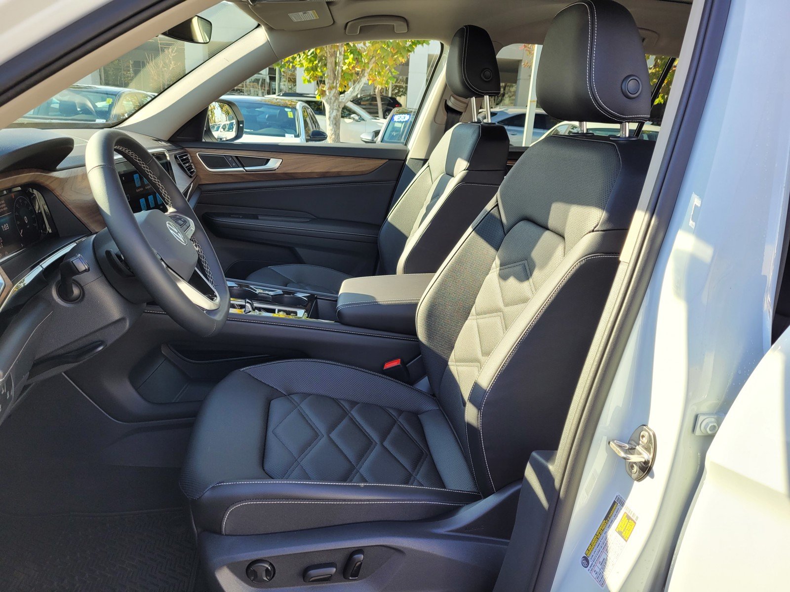 2024 Volkswagen Atlas SE w/Tech - Photo 9