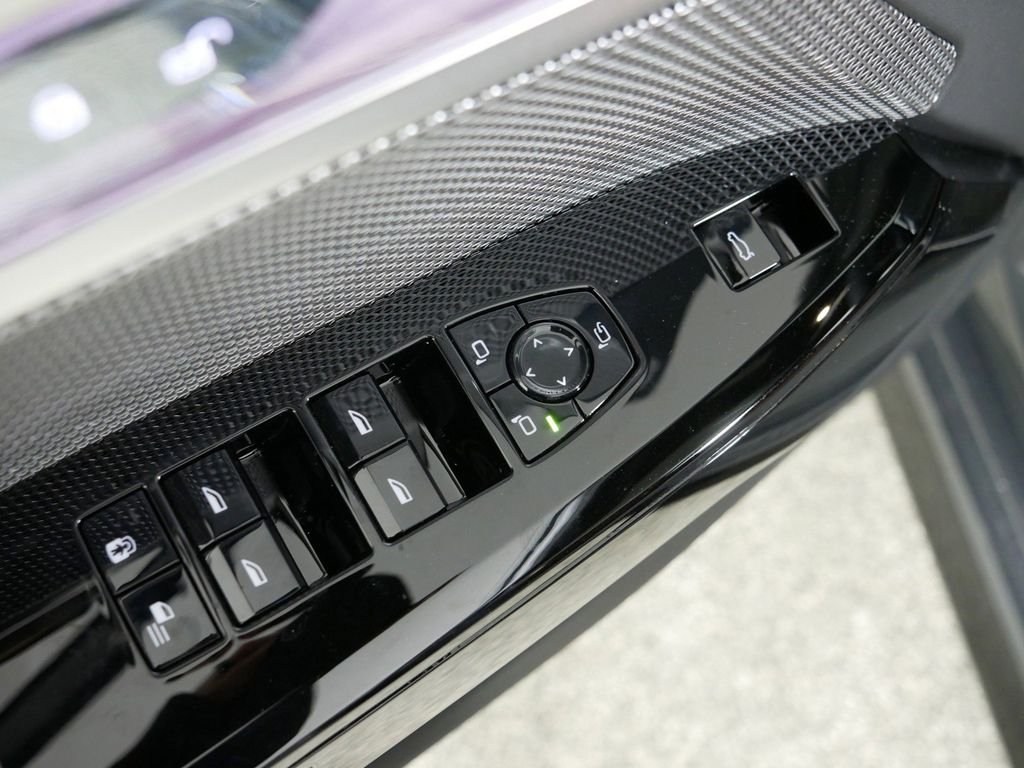 2025 BMW 7 Series 750e - Photo 32