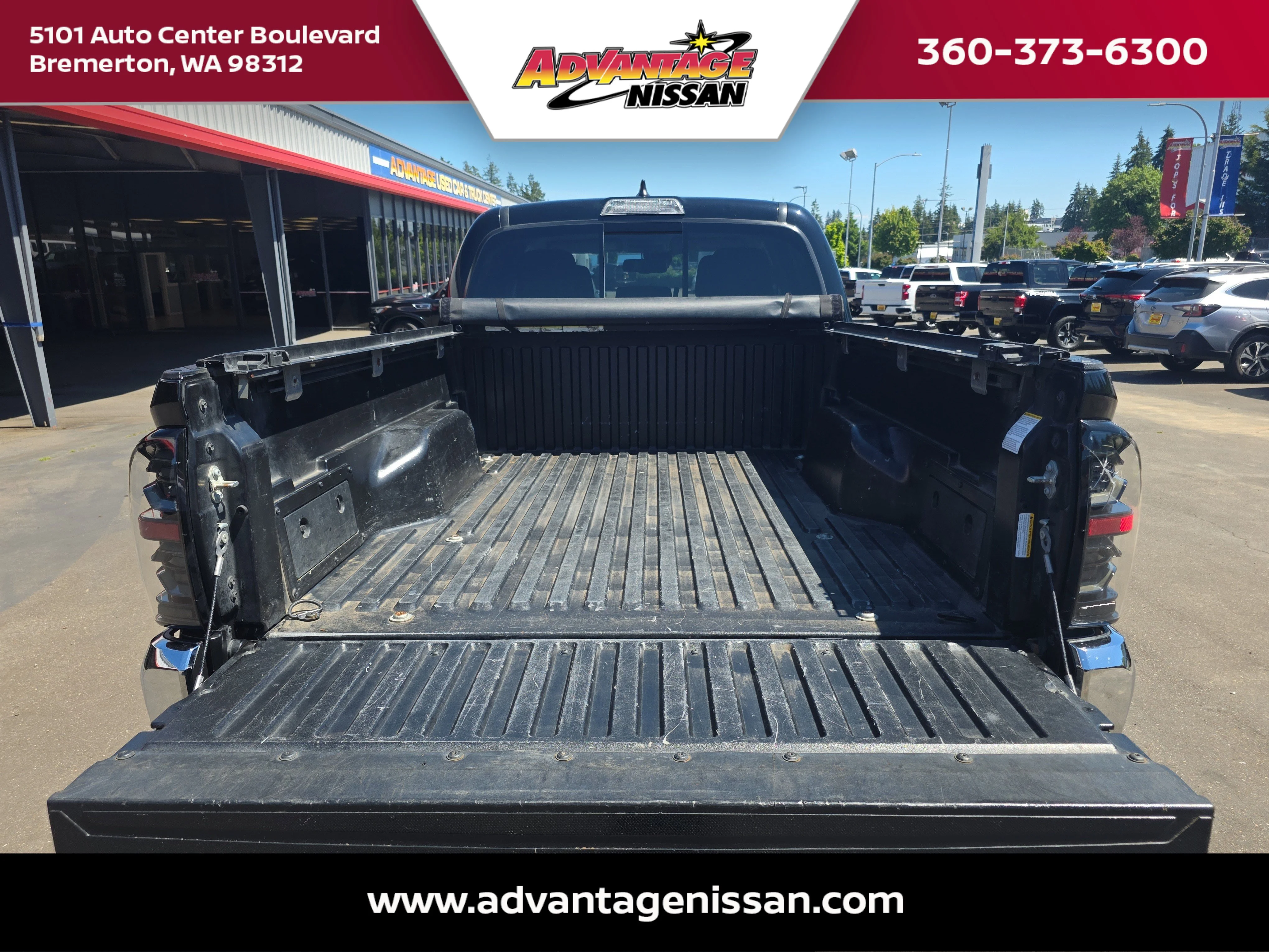 Used 2018 Midnight Black Metallic Toyota SR5 image 5