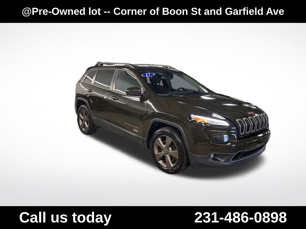 Used 2017 Green Jeep Latitude image 7